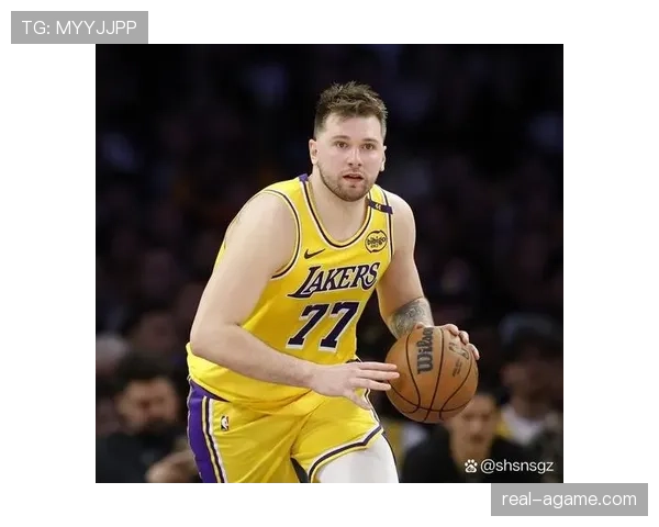 东契奇挡拆终结拉开空间，得分结构不同于约基奇传导