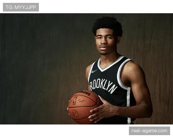 埃文·莫布里利用高位挡拆拉开空间，提升球队内线得分效率