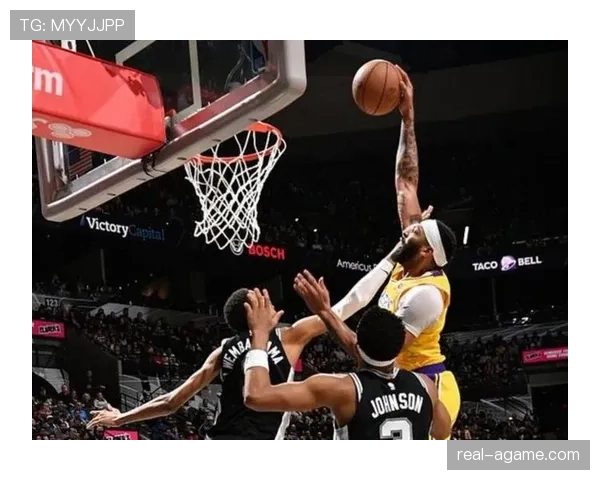 文班亚马利用挡拆制造错位拉开前场防守影响比赛节奏