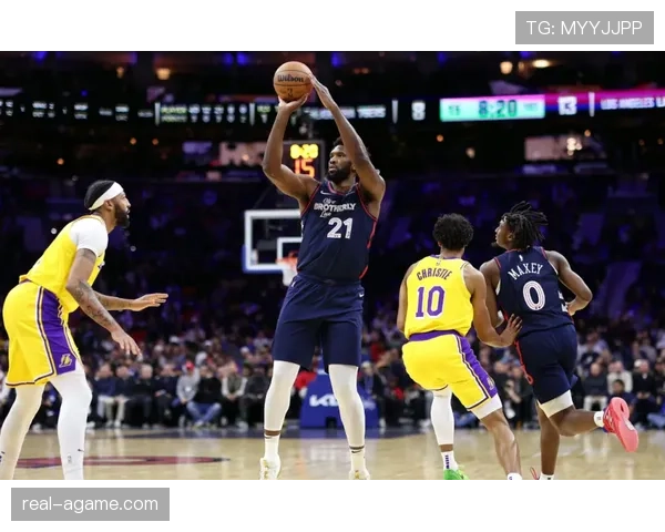 罗宾逊挡拆为布伦森制造错位，较无他时篮下效率飙升