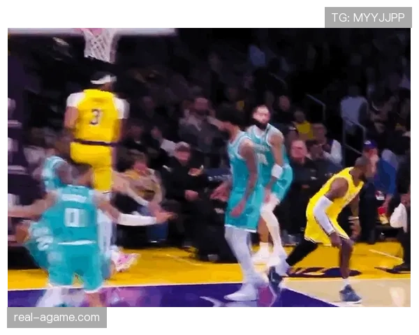 为什么篮球比赛中总出现带球撞人判罚争议？